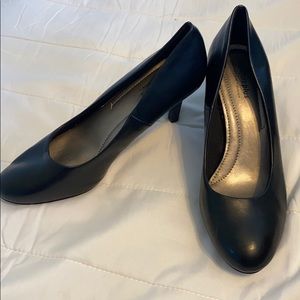 Comfortable black work shoes